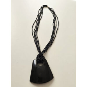 16263. Collana con perline e ciondolo in plastica proveniente dal Kenya